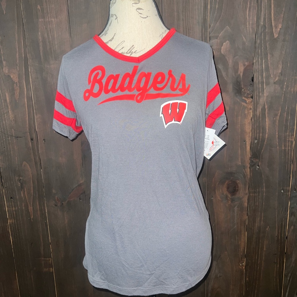 WI Badgers v neck tee